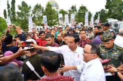 Tanam Sawit di Sumsel, Jokowi Lanjut Resmikan Tol di Sumut