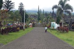 Masuk Zona Bahaya Gunung Agung, Tak Surutkan Wisatawan Kunjungi Pura Besakih