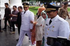 Kompak Tiba di Istana, Anies-Sandi dan Istri Umbar Senyuman