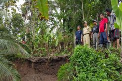 Jalan Rabat Beton Putus, 1 Rumah Roboh dan 100 KK Terisolir