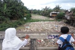 Parah, Air Sungai Cibanten Ini Tertutup Sampah dan Berbau