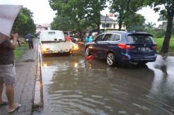 Nekat Menerobos, Mobil Mewah Ini Terjebak di Tengah Banjir