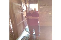 Peduli Pak Aryo, Wakil Wali Kota Serahkan Bantuan dan Dirikan Salat