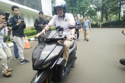 Menteri Jonan Jajal Motor Listrik Buatan Dalam Negeri
