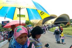 Diguyur Hujan, Nenek Lusia Bertahan Demi e-KTP di TMII