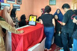 Isak Tangis Pecah saat Jenazah Briptu Berry Tiba di Rumah Duka