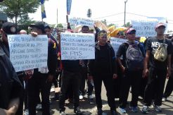 Digaji Rp300.000 per Bulan, Tenaga Honor K2 Demo di Kantor Gubernur