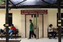 Keluarga Karyawan Pabrik Kembang Api di Tangerang Datangi RS Polri