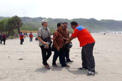Rescue Perindo dan Kaum Tuna Netra Bersihkan Parangtritis
