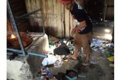 Hebat, Pemuda-Pemuda Ini Olah Sampah Plastik Jadi Paving