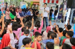 Peringati HUT Ke-28 MNC Group, Hary Tanoe Bagikan 2.000 Buku di RPTRA