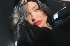 Kylie Jenner Raih Keuntungan Bisnis Kosmetik Rp5,7 Triliun