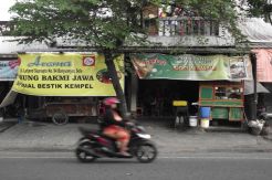 Warung Dekat Gedung Graha Saba Buana Solo Tambah Porsi Jualan