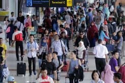 Cerita Penumpang yang Selalu Dipunggungi Porter Bandara Soetta