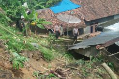 Hujan Deras Seharian, Rumah Warga di Lebak Tertimbun Longsor