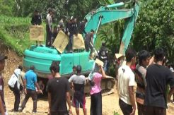 Ratusan Warga Tersono Batang Menutup Penambangan Ilegal