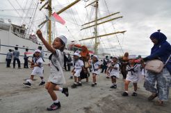Bersandar di Padang, Ratusan Siswa Sambut KRI Bima Suci