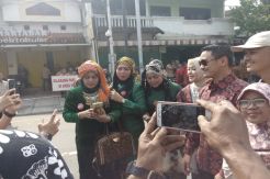Hadiri Pernikahan Kahiyang-Bobby, Zumi Zola jadi Rebutan Selfie Kaum Hawa