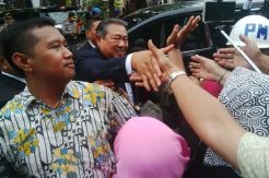 SBY Sempat Salami Warga Usai Hadiri Nikahan Kahiyang Ayu