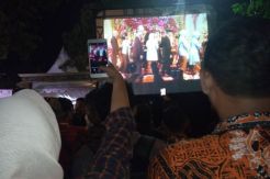 Tak Bisa Masuk, Warga...