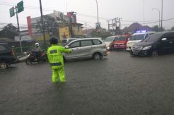 Hujan Deras, Depok Tergenang Banjir KRL Alami Gangguan Persinyalan