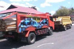 Polisi Amankan Dua Truk Pembawa Kayu Olahan ke Arah Timur Leste