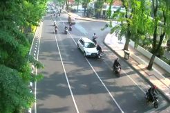 Beredar Video Mobil Tabrak Tiga Sepeda Motor di Jalan Raya