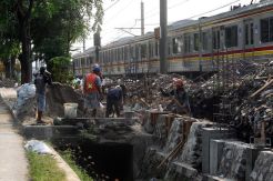 Pohon Timpa Listrik Aliran Atas, KRL Kebayoran-Pondok Ranji Gangguan