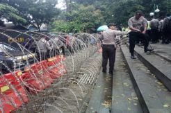 Kawat Berduri Hadang Massa Pendukung Buni Yani