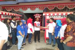 Pelaku UMKM Kota Bandung Antre Dapatkan Gerobak Perindo
