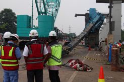 Imbas Crane Tol Japek Jatuh, Jalan Arteri Bekasi Macet Parah