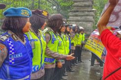 Hujan Deras, Polwan Pantang Mundur Kendalikan Massa Buruh