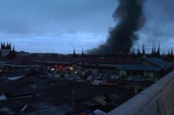 Kebakaran Pasar Grosir Aur Kuning Meluas