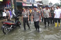 Kapolda Jabar Perintahkan Jaga Rumah Pengungsi Banjir