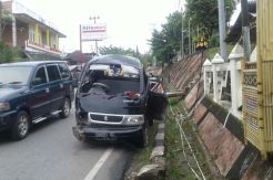 Tabrak Tiang Listrik, Lima Pencuri Mobil Dibekuk Polisi