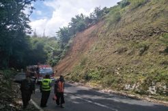Pengikisan Tebing, Jalur Kolmas Lembang Ditutup Sementara