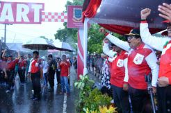 Hujan Lebat, Pakde Karwo Lepas 11.216 Peserta Gerak Jalan Mojosuro