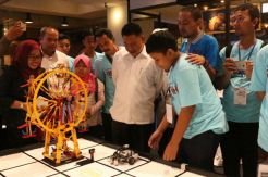 Buktikan Tak Anti-Teknologi,...