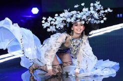 Waduh, Model Ini Jatuh di Catwalk Victoria Secret Fashion Show