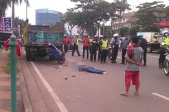Truk Parkir Diseruduk, Ibu 2 Anak Tewas di Jalan Raya