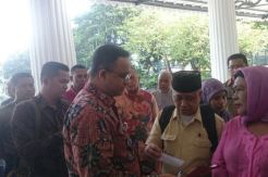 Pedagang Minta Izin Jualan di Trotoar, Anies: Tidak Janji Ya