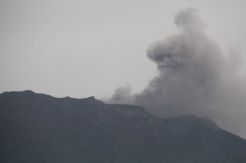 Gunung Agung Terus Erupsi, Warga Besakih Rasakan Hujan Abu Vulkanik