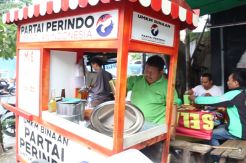 Gratis, Pedagang di Demak Antri Pembagian Gerobak dari Perindo