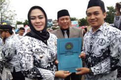 Buka Les Gratis untuk Yatim, Guru Bahasa Inggris Ini Terima Penghargaan Bupati