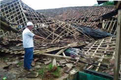 Diterjang Hujan dan Angin Kencang, Bangunan Pasar Ambruk