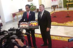 Jokowi Dapat Piringan Hitam Album Metallica dari PM Denmark
