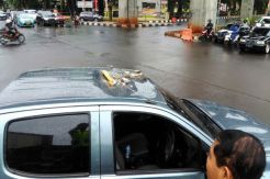 Coran Jalan Layang Terkelupas, Timpa Mobil Dinas Kombes Polisi