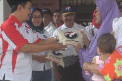 Perindo Bagikan Beras Gratis kepada Warga Jombang