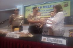 Perampok Tertangkap, Polda Serahkan Sebagian Barang Bukti Emas ke Pemilik