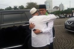 Hadiri Maulid Nabi di Monas, Anies Disambut Peluk Habib Bahar